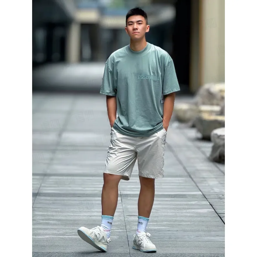 🦋Exclusive for cross-border supply, Hot Sale🦋70 【Smog Blue】Essentials FW 23 Essentials Shorts Smoke Solid color elastic straight American heavyweight casual short sleeves for men and women Same Style ESSENTIALS was founded in Los Angeles, USA in 2018. The original intention of the establishment was to let more people wear affordable Versatile trendy items. In terms of fabric tailoring, it follows the same comfort and fineness as FEAR OF GOD, and the design is simplified from complexity, with the eye-catching "ESSENTIALS" LOGO running throughout. ESSENTIALS has been favored by fashion enthusiasts since its launch, and many European and American superstars are also its loyal buyers, such as KANYE WEST, JUSITN BIEBER, RIHANNA, etc. . . . . The most popular FOG color on the Internet is here, double-row silicone, the original custom-made fabric is soft and comfortable, no color difference, the custom-dyed rib collar is dyed in the same vat, the original Authentic designated flocking printing factory, there are few machines on the market that can produce a three-dimensional 3D feeling, the width and length of each letter and the 3D depth, etc., the ceiling of the industry, that is to say, you don’t need to look closely to know that it is 3D. In the details, we can see that the size of each corner of the hood is symmetrical and made of double-layer fabric. Factory’s great technology is that it can make each corner symmetrical so that it doesn’t look soft and floppy when worn, and it feels stiff. The original OVERSIZE version is full of high street style. Color: Light Black, Haze Blue, Plum, Seal Gray Size: XS-XL (maximum weight) Recommended: Same Style for men and women